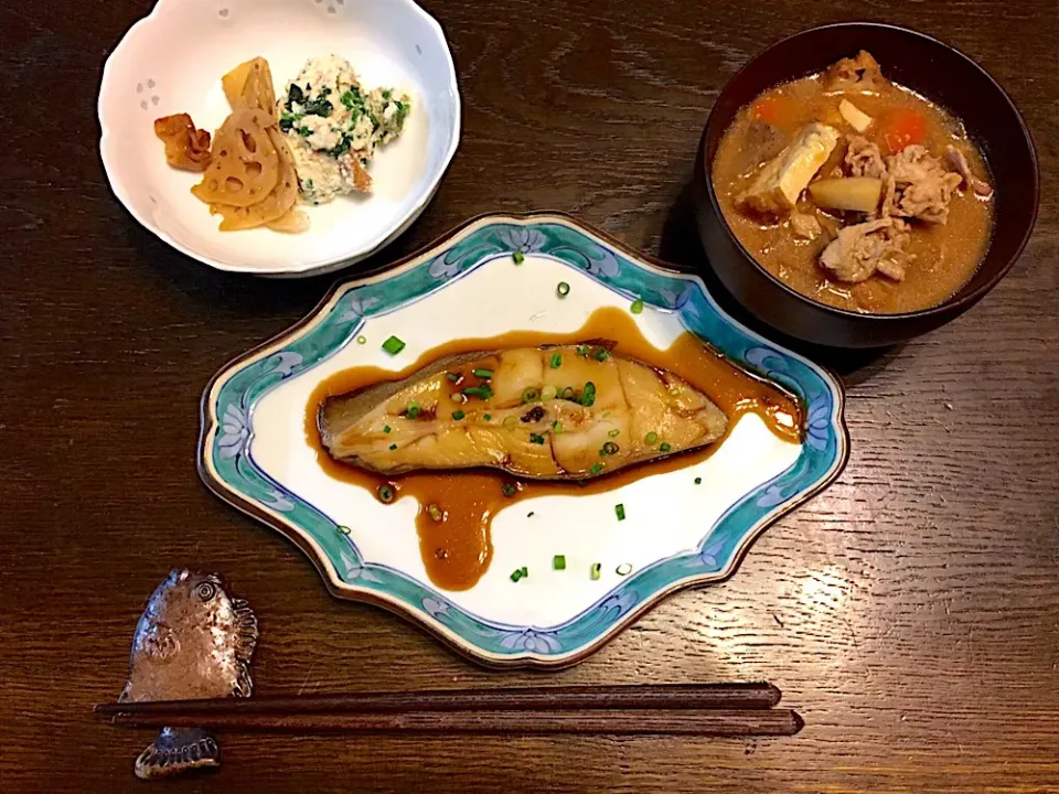 カレイの煮付け
レンコンのきんぴら
春菊の白和え
豚汁|カドラさん