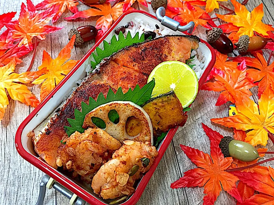 隠れのり弁🍱 
えびとはんぺんのライスグラノーラ揚げ|あつみんさん