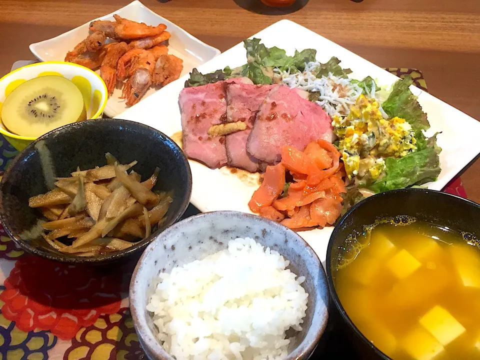 Snapdishの料理写真:晩御飯
ローストビーフ、トラウトサーモン、かぼちゃサラダ、しらす、サニーレタス、甘エビ唐揚げ、きんぴらごぼう、かぼちゃと揚げの味噌汁、白米、ゴールデンキウイ|かよちゃんさん