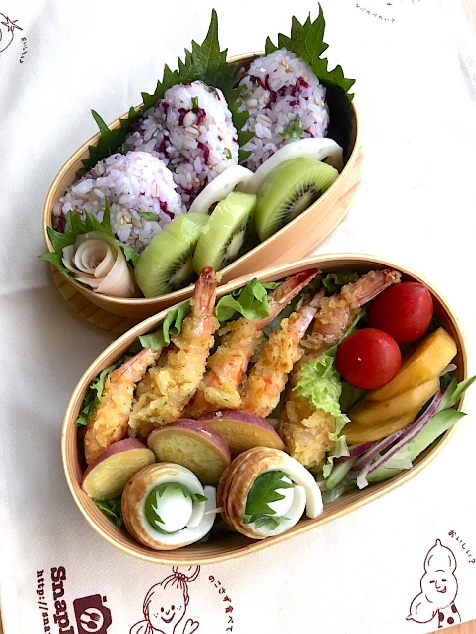 週末恒例お片付け弁当🍱 🦐冷凍海老の揚げないじゃがりこフライと🍙菊と香味野菜のおにぎり  #onigiriaction  #海老フライ