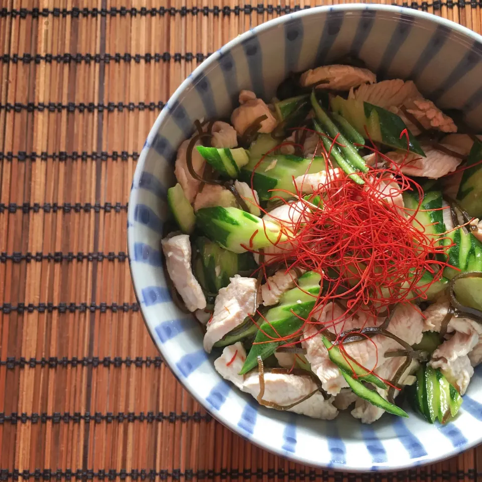 塩にんにく！鶏肉ときゅうりの冷たいおつまみ|izoomさん