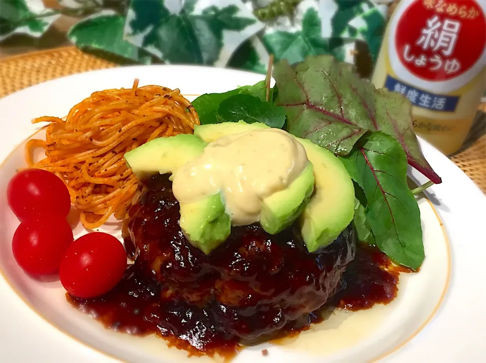 Snapdishの料理写真:照り焼きハンバーグ♪アボカド乗せ～🥑|あゆさん