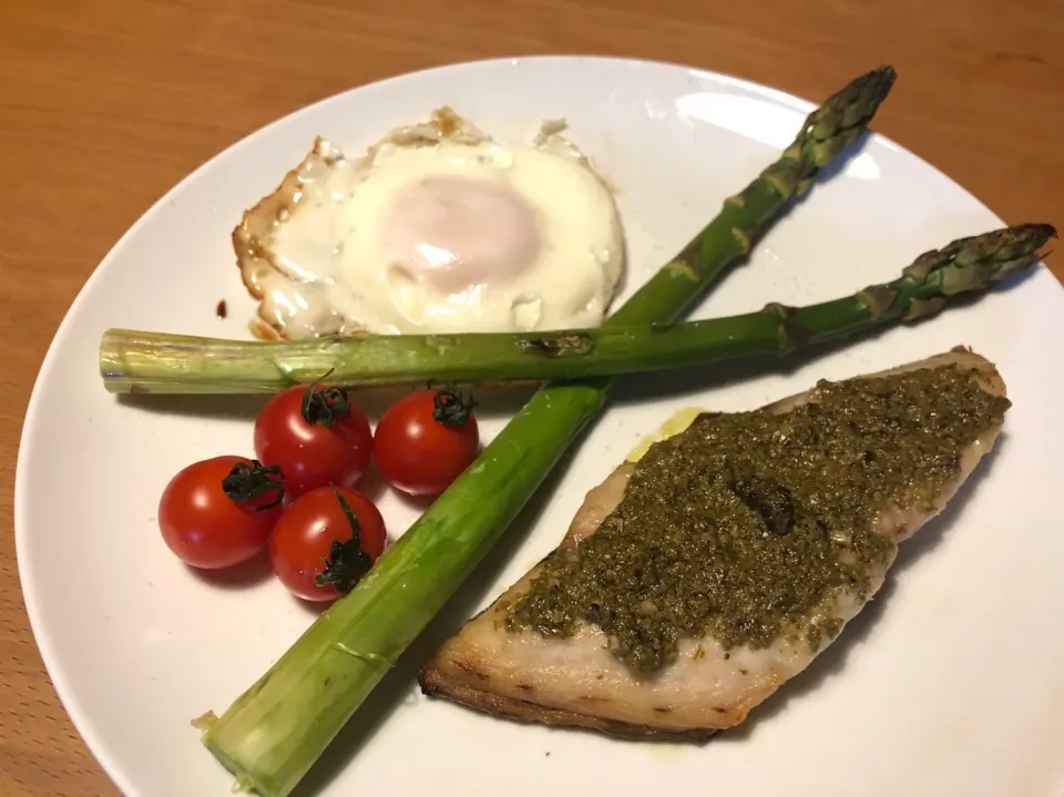 本日の朝食 サワラのバジル焼き、目玉焼き、アスパラガス、ミニトマト  #ワンプレート|角康広さん