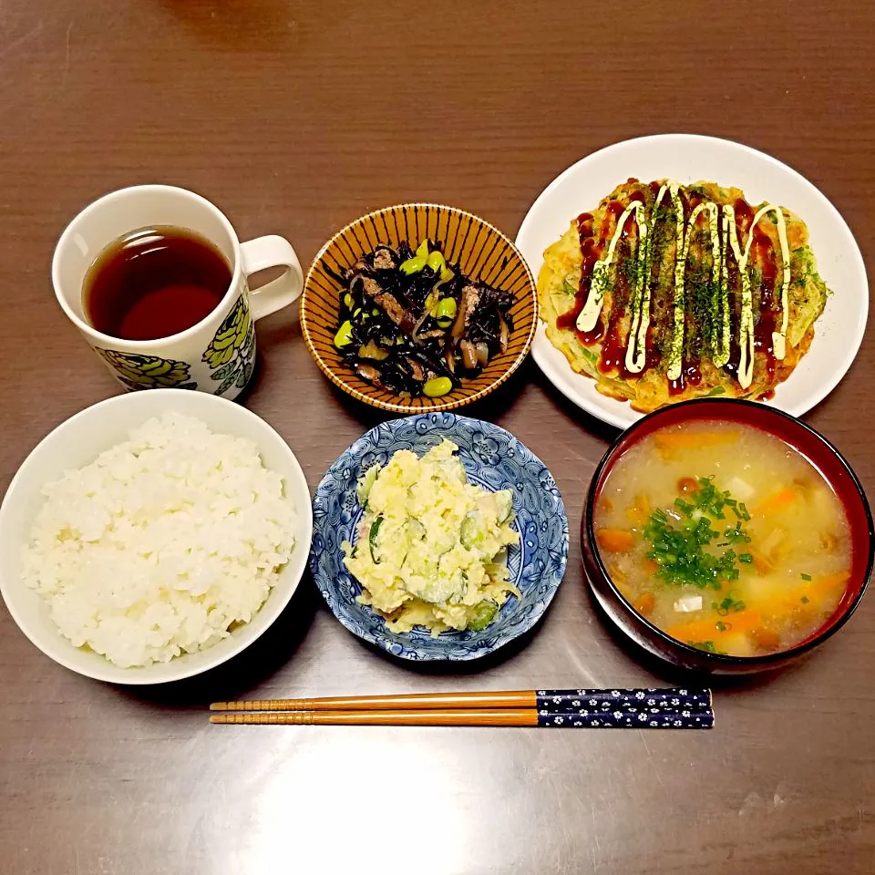 お好み焼きの夜ご飯♡
・飯
・お好み焼き
・ひじきの煮物
・ポテトサラダ
・味噌汁(豆腐・なめこ・玉ねぎ・人参・葱)|Mami.Nさん