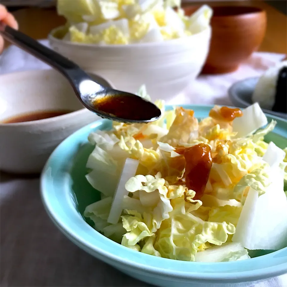 しょうゆ+梅干し+ごま油のドレッシングで白菜と大根のサラダ|むぎこさん