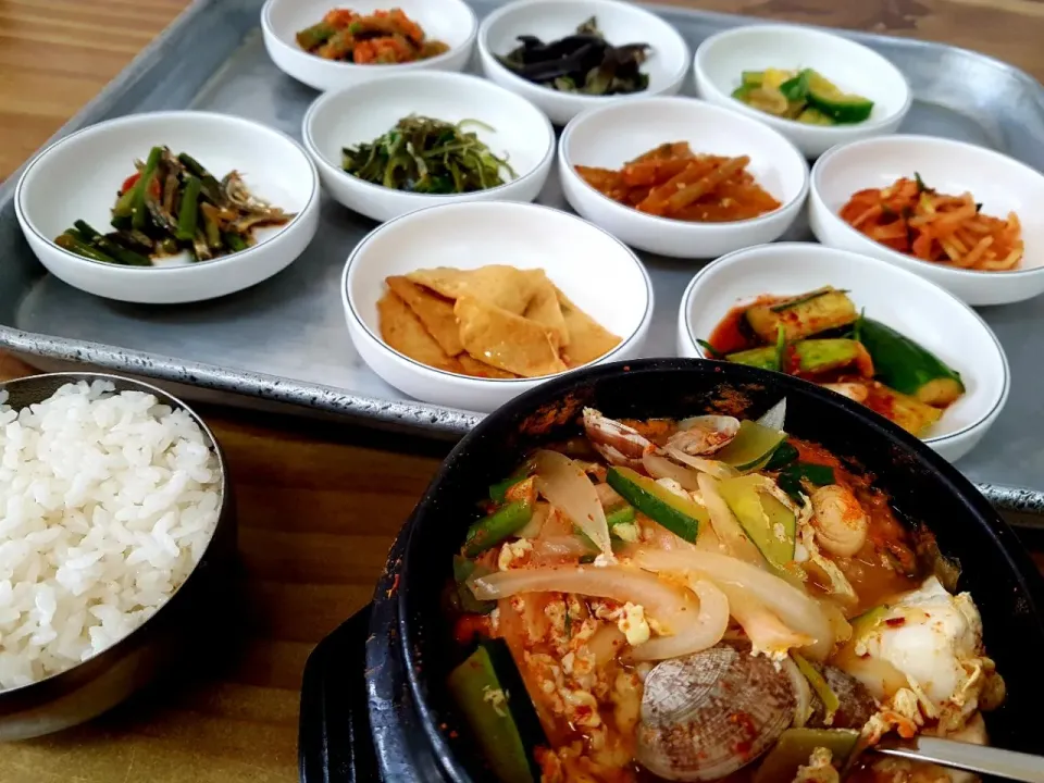 Snapdishの料理写真:바지락 조개를 넣어 끓인 순두부찌개!~ 

9종류의 밑반찬도 정갈하고 맛있었습니다😋

#순두부 #한식 #완식 

あさりを入れて煮込んだスンドゥブチゲ！〜

9種類のおかずも清潔でおいしかった😋👍

＃スンドゥブ＃韓国料理＃完食|Parkさん