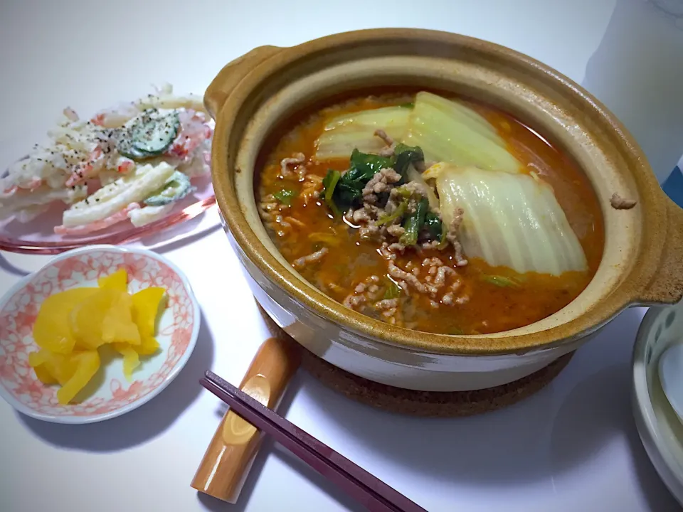 今宵は、プチッと鍋🍲
#白菜と牛挽肉のプチッと鍋
#カニマカロニサラダ
#たくわん|Kojiさん