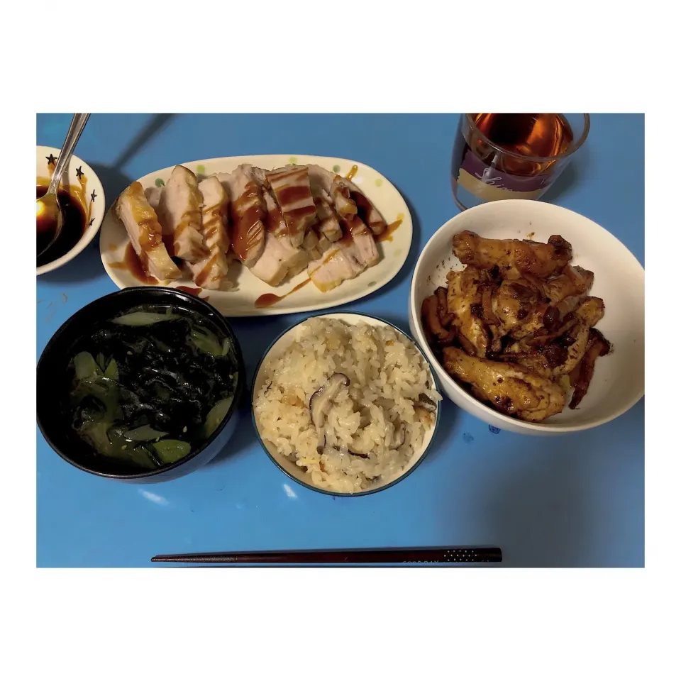 Snapdishの料理写真:炊飯器でチャーシューと炊き込みご飯、手羽元としめじのバターポン酢炒め、ネギとわかめのスープ|關谷留美伊(旧 佐藤)さん