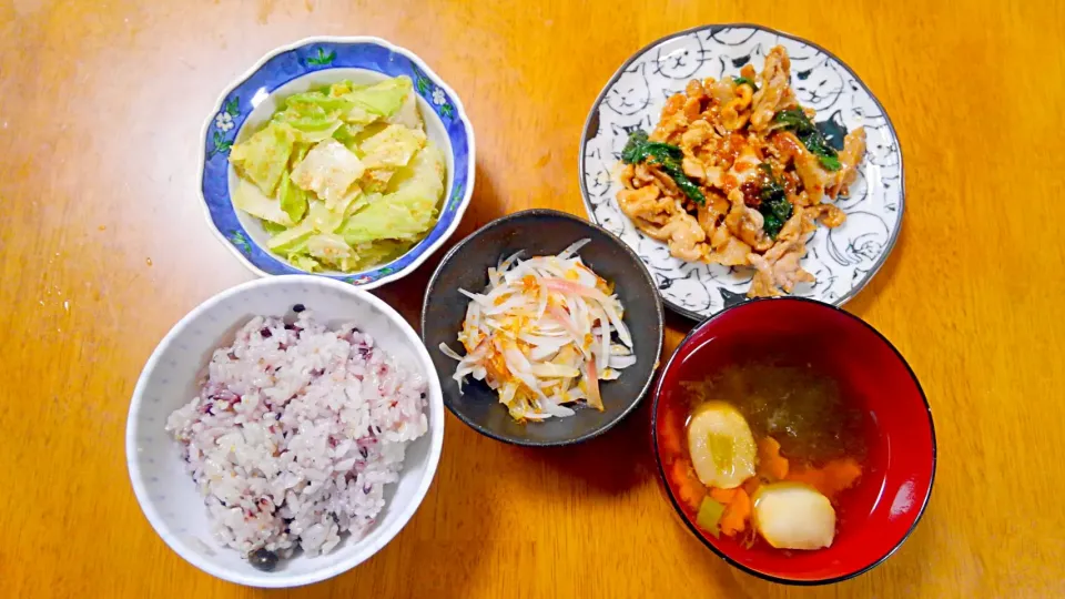 １０月１８日　豚肉の味噌炒め　玉ねぎとミョウガの酢の物　キャベツのナムル風　にんじんととろろ昆布のお吸い物|いもこ。さん