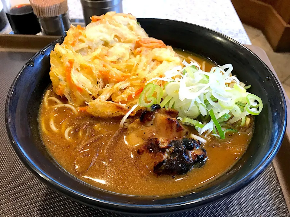 炭火鶏カレーそばにかき揚げ|マハロ菊池さん