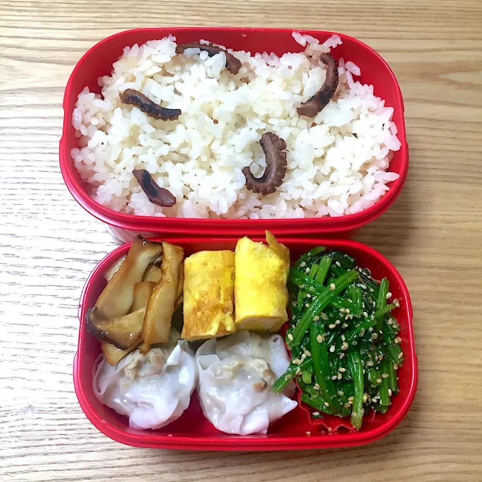 土曜日の旦那さんのお弁当☺︎ #お弁当記録  #たこめし  #ほうれん草の胡麻和え  #エリンギのバター醤油炒め|むさけんさん