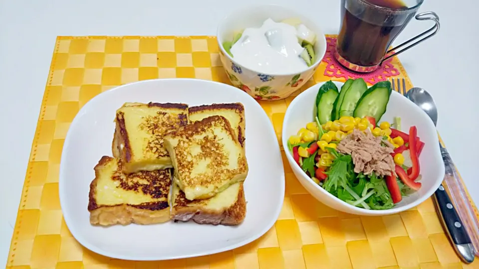 土曜日の朝ごはん！フレンチトースト、ツナコーンサラダ、りんごとキウイのフルーツヨーグルト|みんさん