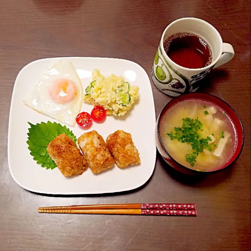 焼きおにぎりの朝ご飯♡
・焼きおにぎり
・目玉焼き
・ポテトサラダ
・味噌汁(豚肉・豆腐・玉ねぎ・葱)|Mami.Nさん