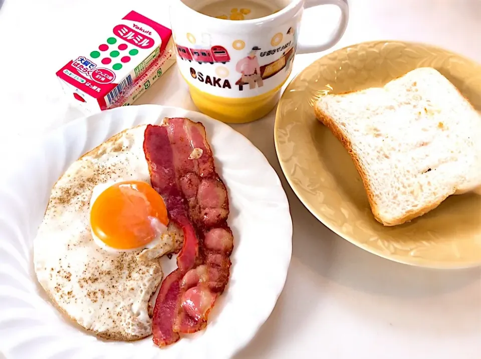 Snapdishの料理写真:今朝は、ベーコンエッグ🥓🍳😋
大腸に届くビフィズス菌「ミルミル」❣️|アライさんさん