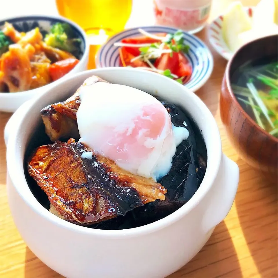 朝ごはんを食べよう☀️秋さばとお茄子の照り焼き月見丼🐟|あしゃぱんさん