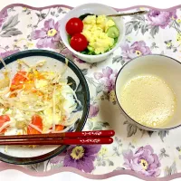 Snapdishの料理写真:母の手作り もやし卵焼き、トムヤムガイ、サラダ|ちょこ。さん