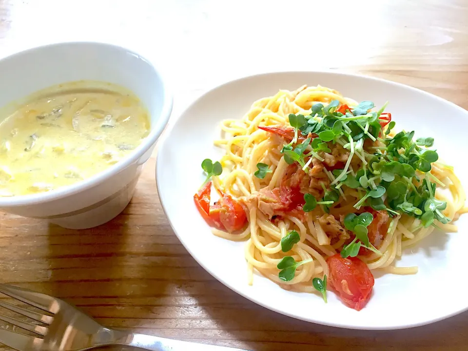 プチトマトとシーチキンのガーリック和風パスタ。塩麹、牡蠣醤油で味付け。パンプキン🎃とキノコ、豆乳スープシナモン入り。|pepiさん