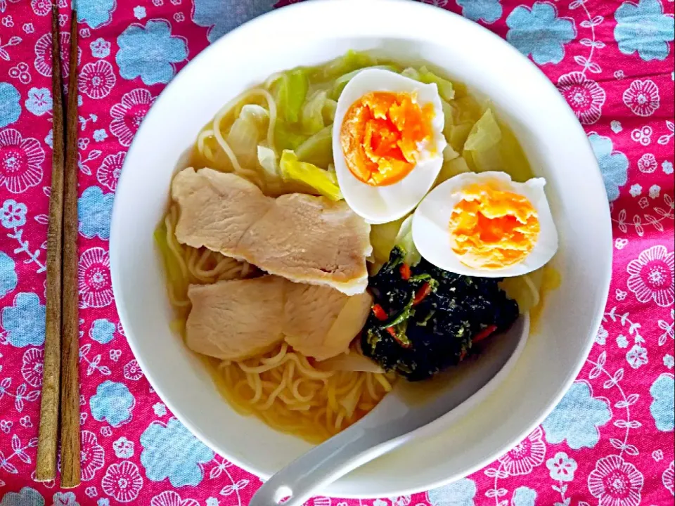 Snapdishの料理写真:何もない土曜の即席ラーメンランチ🍜🍥 冷凍サラダチキン添え|まきごろうさん