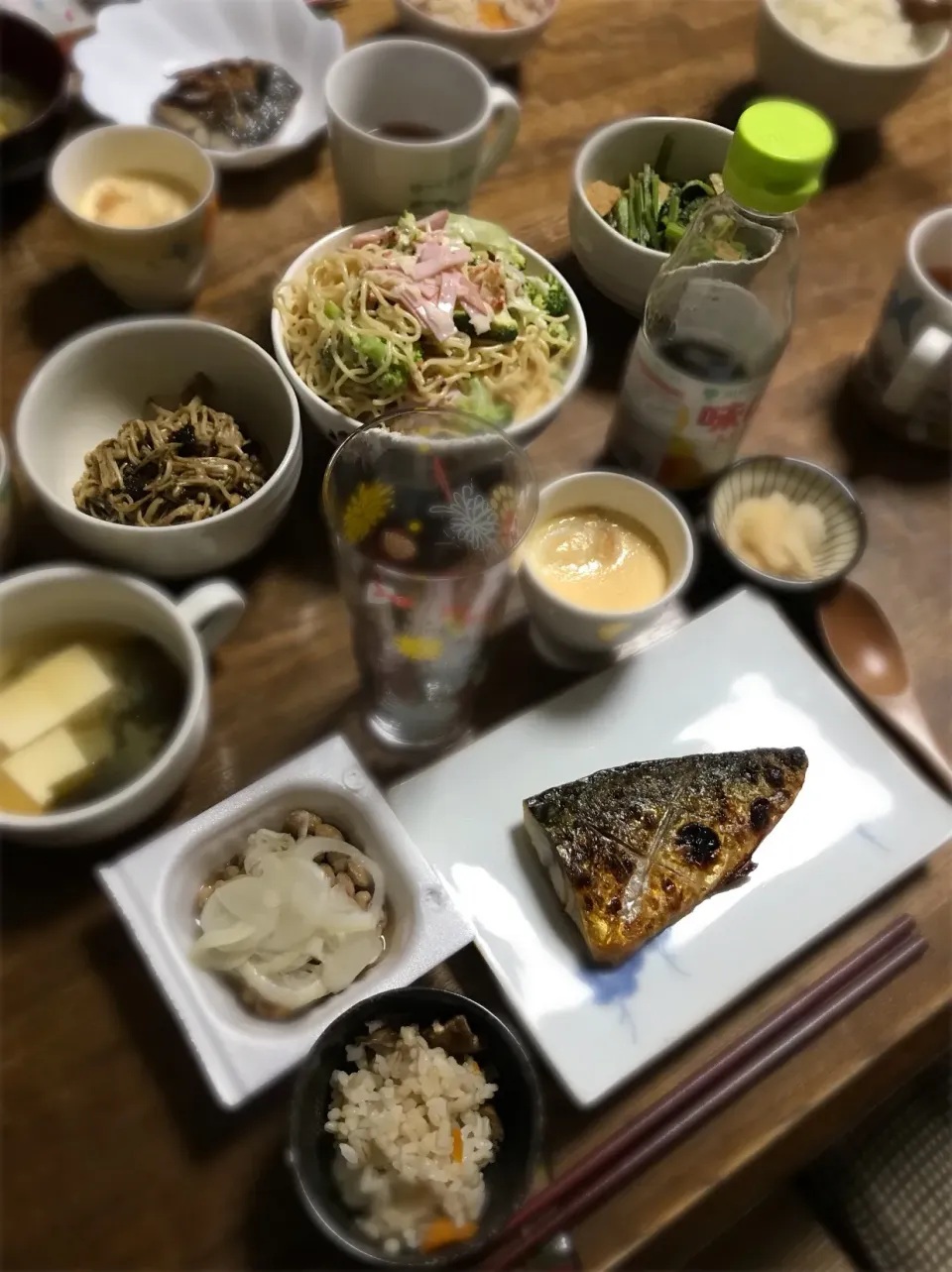 鯖の塩焼き・えのきのわさび海苔和え・スパサラダ・小松菜の煮浸し・炊き込みご飯・味噌汁|ちびろ菌さん