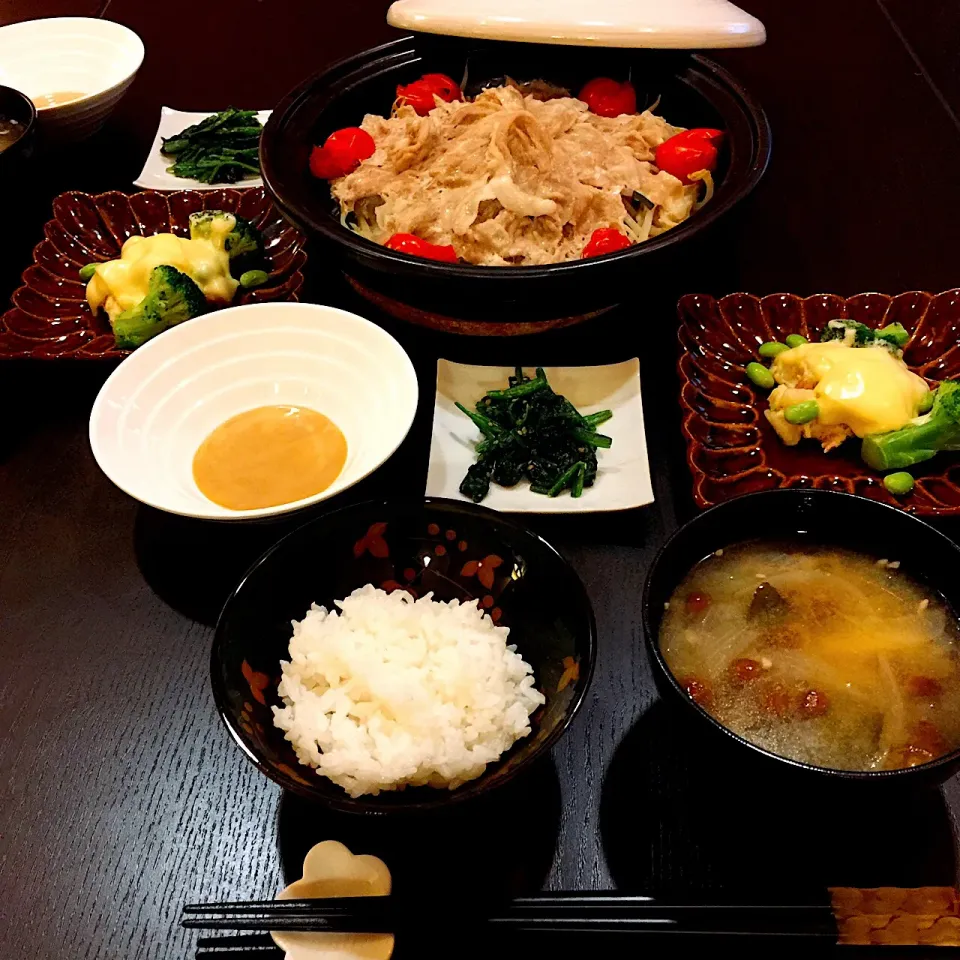 野菜と豚肉のタジン蒸し、ベーコンポテトサラダとブロッコリー枝豆のチーズ焼き、ほうれん草の胡麻和え、白米、玉ねぎワカメなめこの味噌汁♡😋🥢|ぱさくまさん