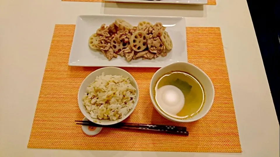 Snapdishの料理写真:今日の夕食 豚肉とれんこんのナンプラー炒め、麦ご飯、わかめスープ|pinknari🐰🌈さん