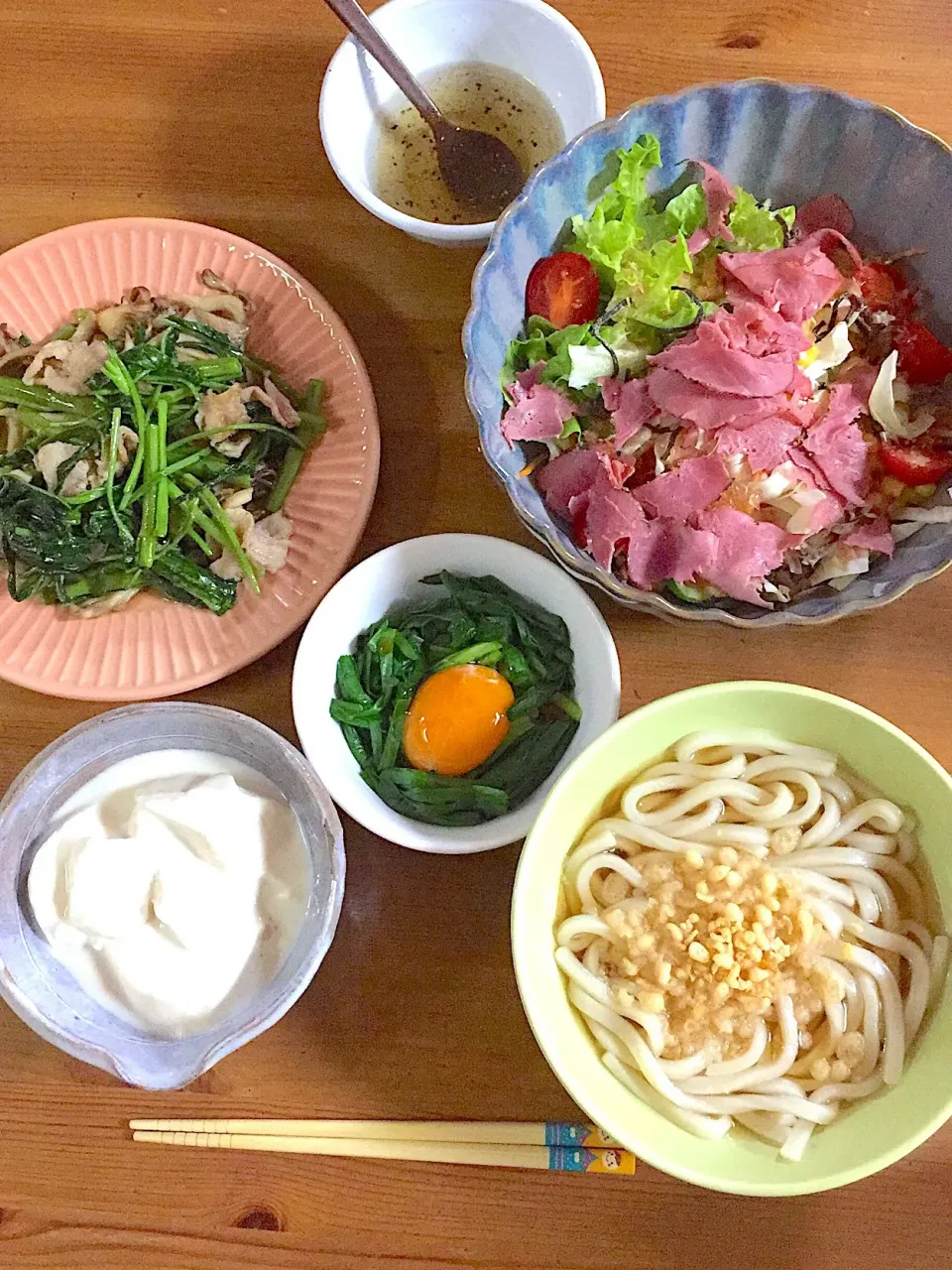 Snapdishの料理写真:晩ごはん。空芯菜と舞茸と豚バラ塩炒め、おぼろ豆腐、ニラ玉、素うどん。|みぽさん