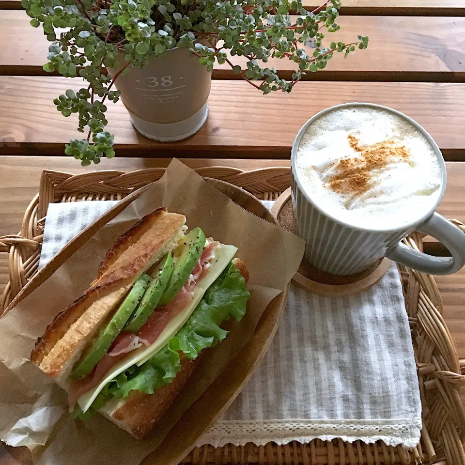 Snapdishの料理写真:朝ごぱん＊バゲットサンド＊#アボカドの日  #アボカド  #生ハム #スライスチーズ#プリーツレタス|sayakaさん