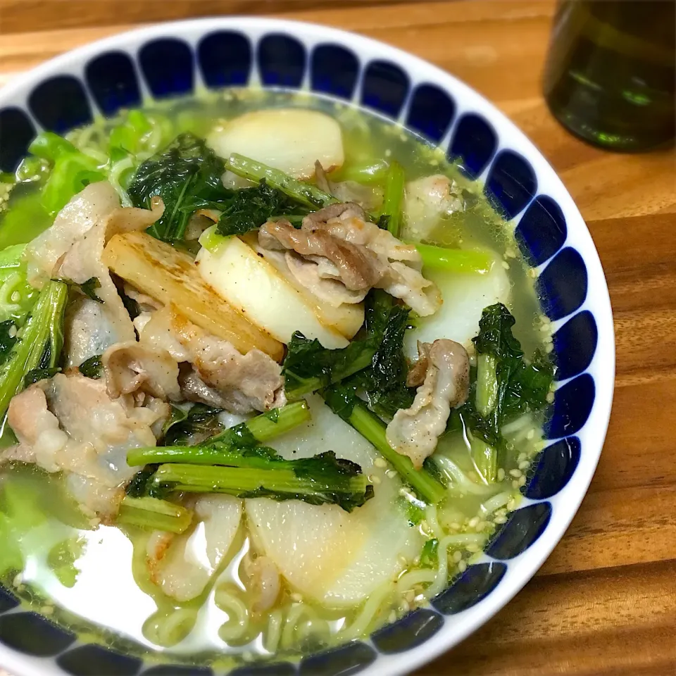 インスタントラーメンのアレンジ
豚バラと蕪の塩ラーメン|Nilsさん