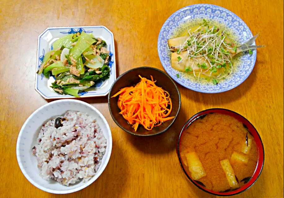 １０月１９日　いわしの塩蒸し　チンゲン菜とツナの蒸し物　にんじんサラダ　大根の皮、ひじき、油揚げのお味噌汁|いもこ。さん