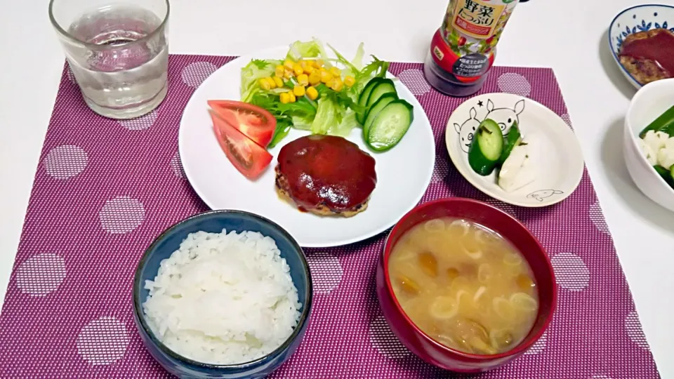 Snapdishの料理写真:豆腐ハンバーグ、サラダ、きゅうりと長芋の浅漬け、なめこのお味噌汁！|みんさん