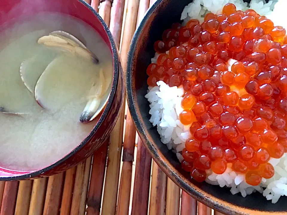 きょうの朝ごはん#自家製いくら丼#野付産あさりの味噌汁|chachaさん