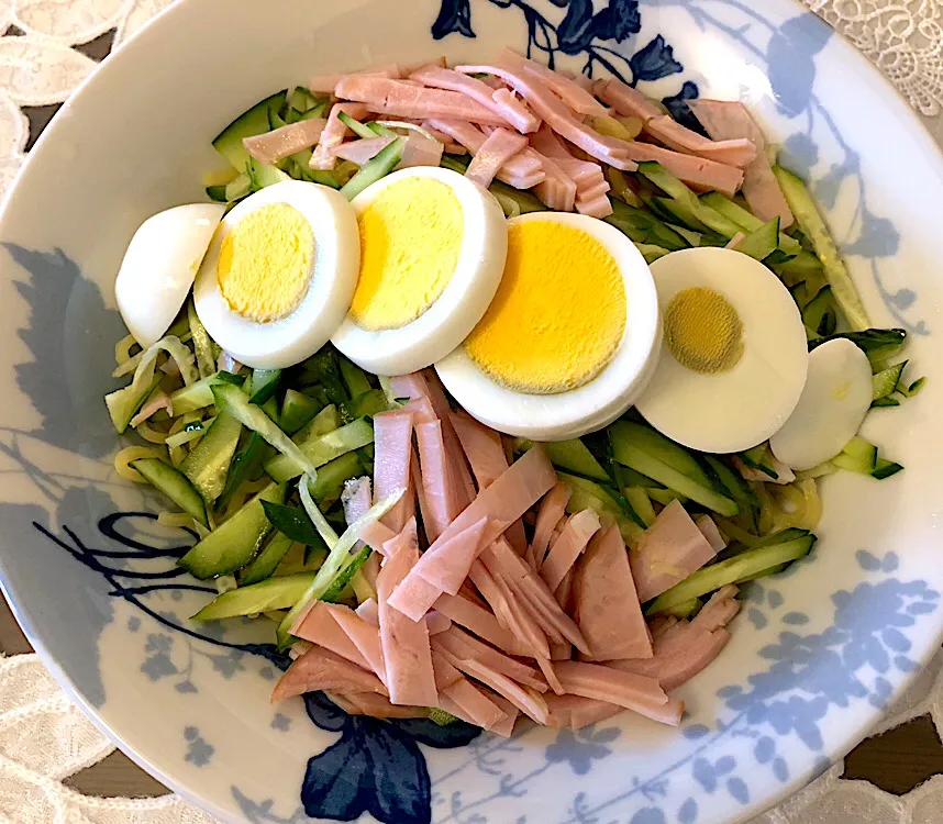 お休みの、朝も、冷やしラーメン🍜 #冷やしラーメン  #きゅうり  #ゆで卵  #ハム #札幌#中島公園|Yukie  Toriseさん