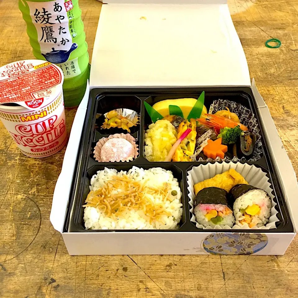 今日のお弁当‼︎ 21 October  #お弁当  #弁当  #obento  #lunchbox  #お弁当記録  #仕出し弁当  #わらびの里  #カップヌードル  #綾鷹|Yoshinobu Nakagawaさん