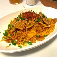 キムチ焼きそば豚肉乗せ😋|ちゃーさん