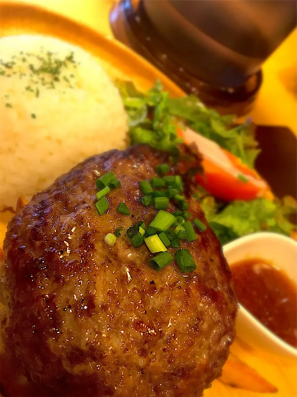 休日。少しだけ仕事。の前に。ハンバーグ。肉汁ドバドバ。🤤|あじしおさん