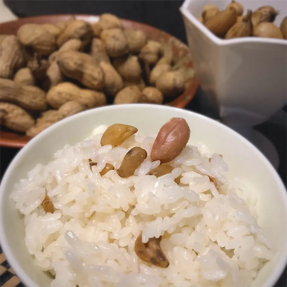 ベビー落花生を殻こど炊き込んだご飯😋|佐野未起さん