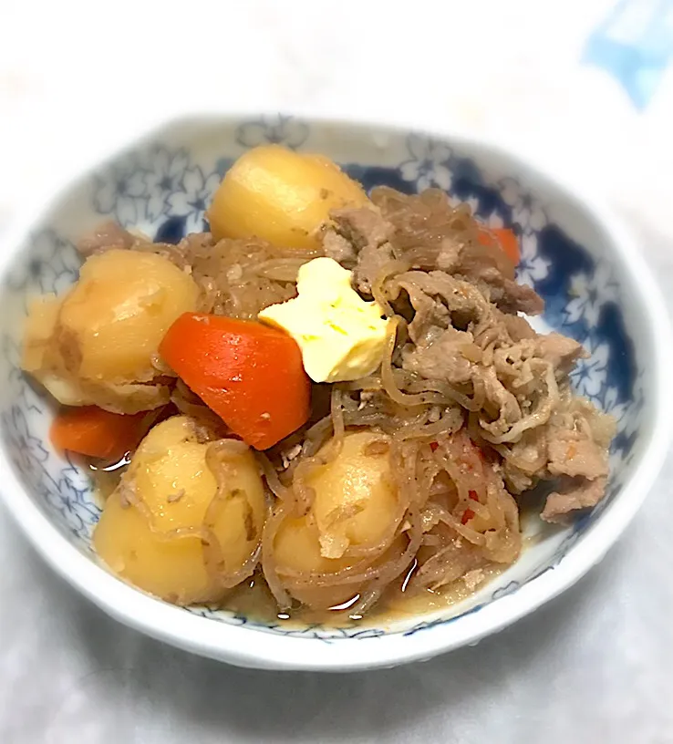 今夜は、水を一滴も使わない肉じゃがを頂きます🎵
ホクホクのメークインがとっても美味👍
バターを落として仕上げます😋|ギムレットさん