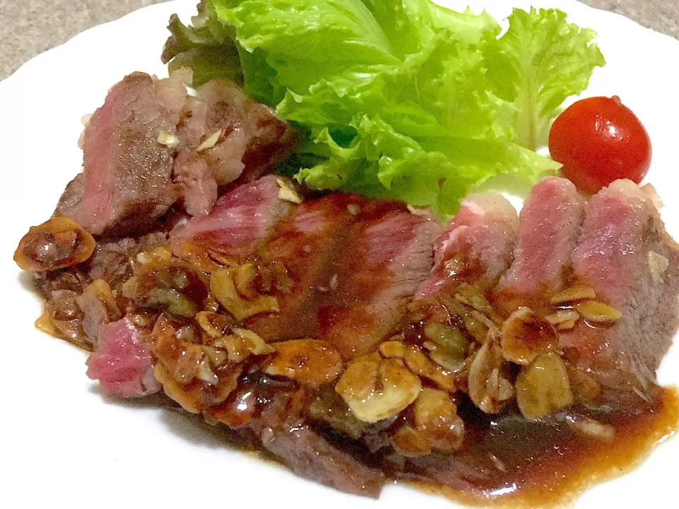 Snapdishの料理写真:米沢牛ステーキ晩御飯(๑˃̵ᴗ˂̵)🎵|ちゃびきゅさん