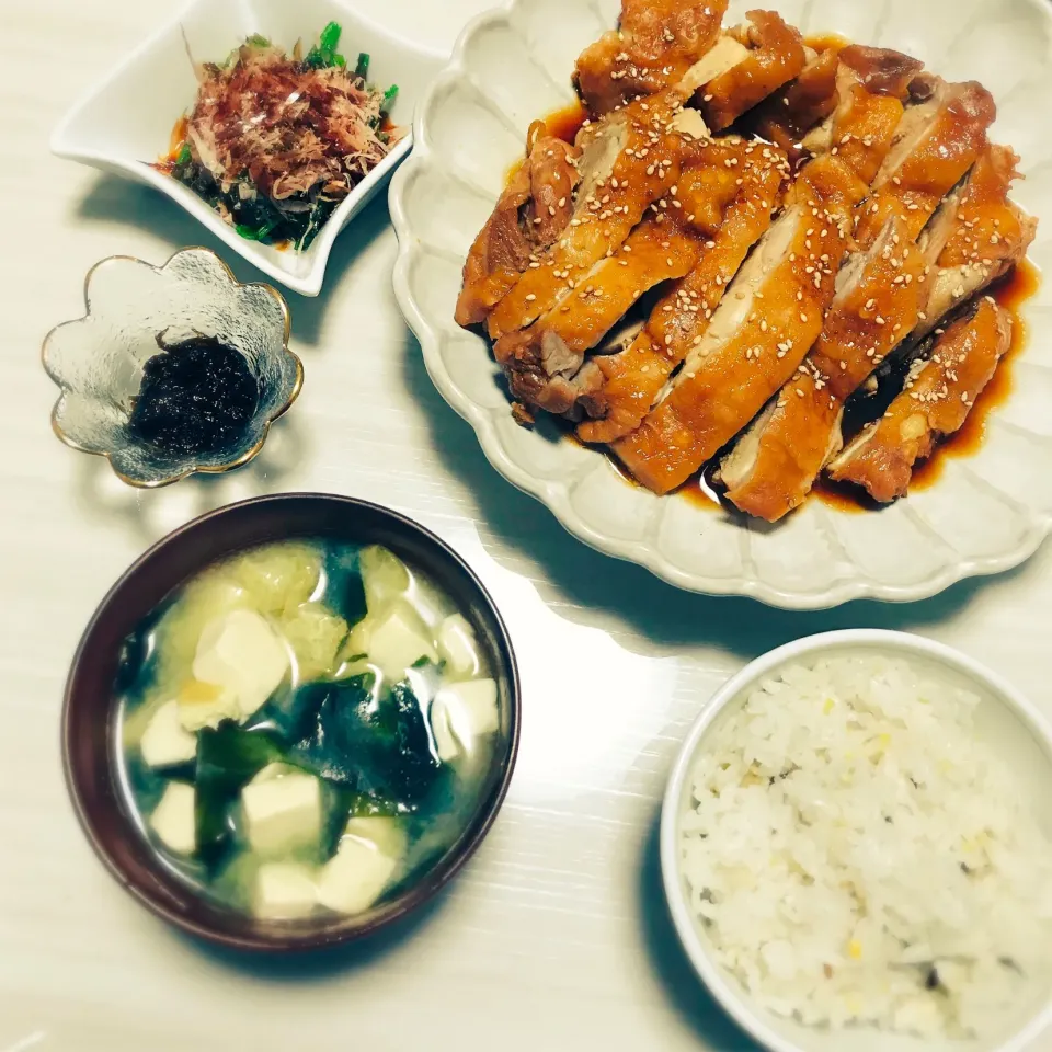 Snapdishの料理写真:鶏モモの照り煮
ほうれん草のお浸し
海苔の佃煮
味噌汁
三十雑穀米|siiさん