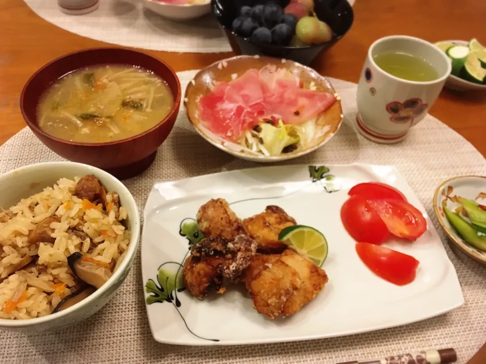 Snapdishの料理写真:18/10/21 夕飯♪ かしわご飯 鶏唐揚げ 生ハムサラダ キュウリ浅漬け 豚汁 ブドウ|ikukoさん