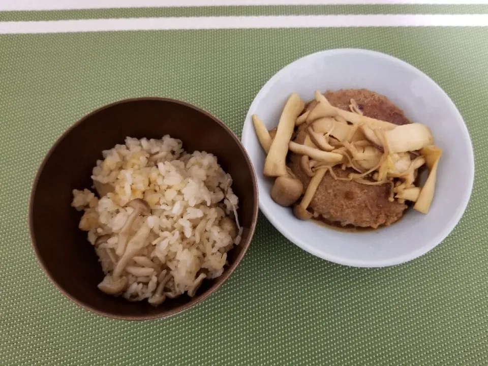 Snapdishの料理写真:和風キノコハンバーグ🍄
キノコ炊き込みご飯|mush🍄さん