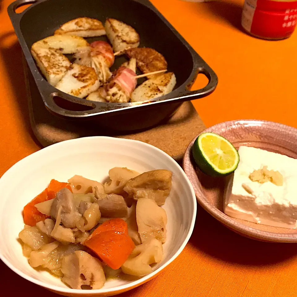 鶏と根菜の煮物、湯豆腐、えのきのベーコン巻きと山芋のソテー
 #旦那ごはん|ゼニコさん