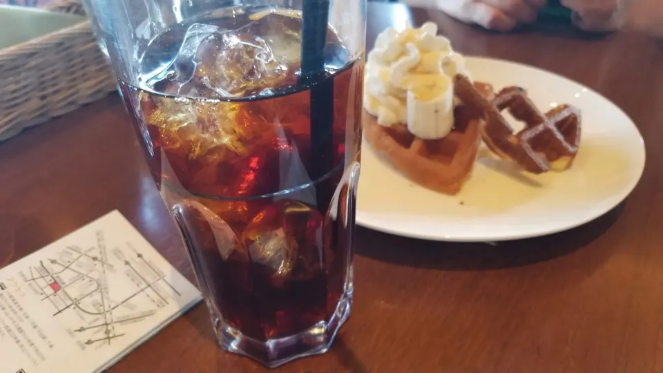 Snapdishの料理写真:ランチ後のコーヒーとワッフル|Morito Kamiyaさん