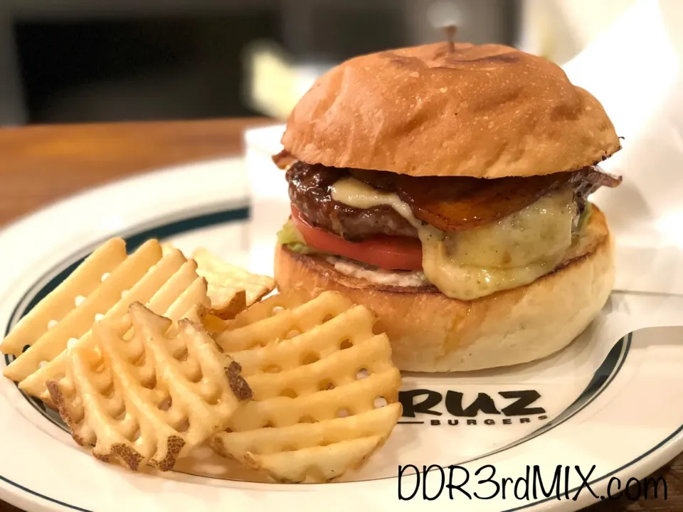 Snapdishの料理写真:CRUZBURGERS ベーコンチーズバーガー|ddr3rdmixさん