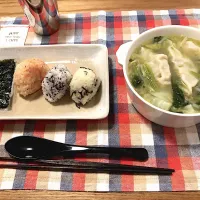 Snapdishの料理写真:#こにぎり と #餃子スープ  🥟🥟😆💓|ごはん🤤🍴さん