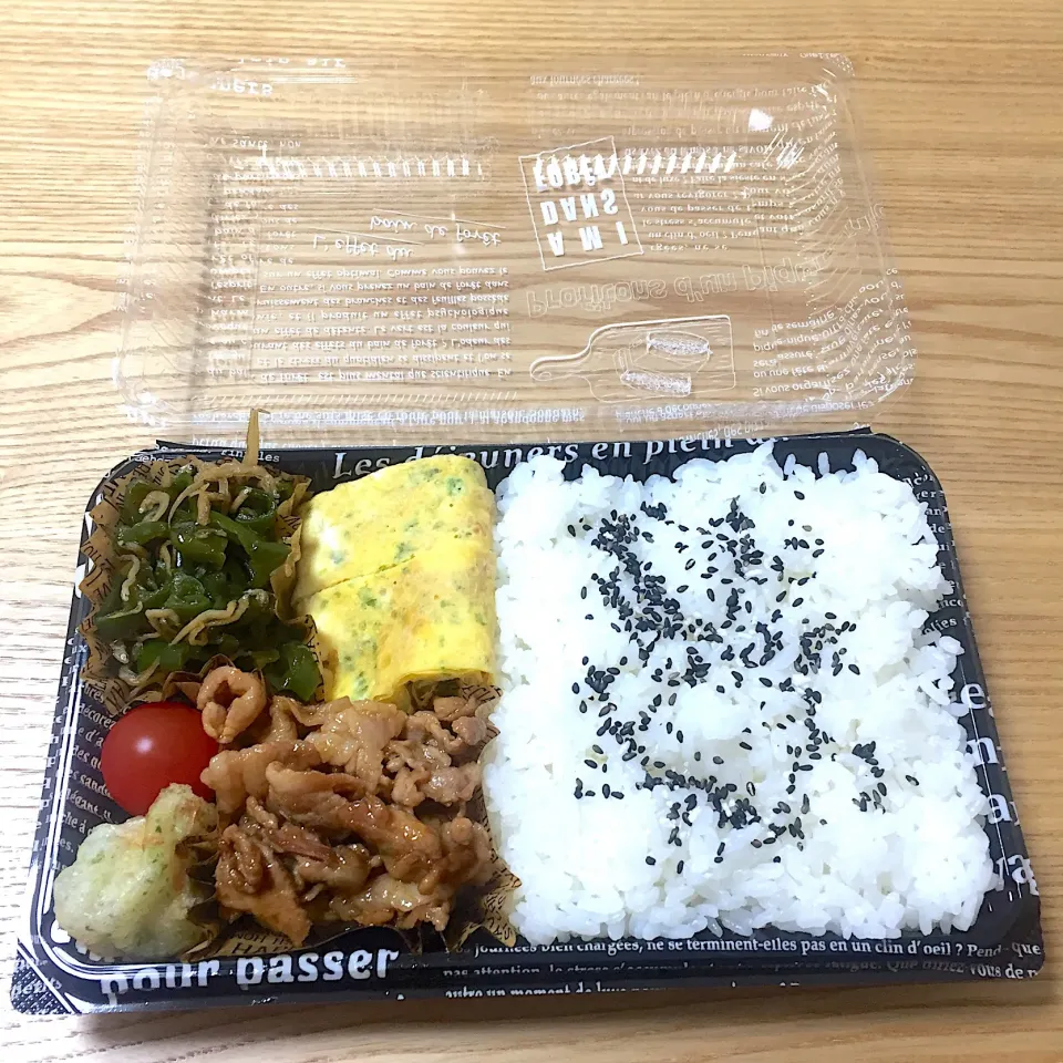 Snapdishの料理写真:月曜日の旦那さんのお弁当☺︎ #お弁当記録  #ピーマンのじゃこ炒め #豚肉の焼肉ソース炒め|むさけんさん