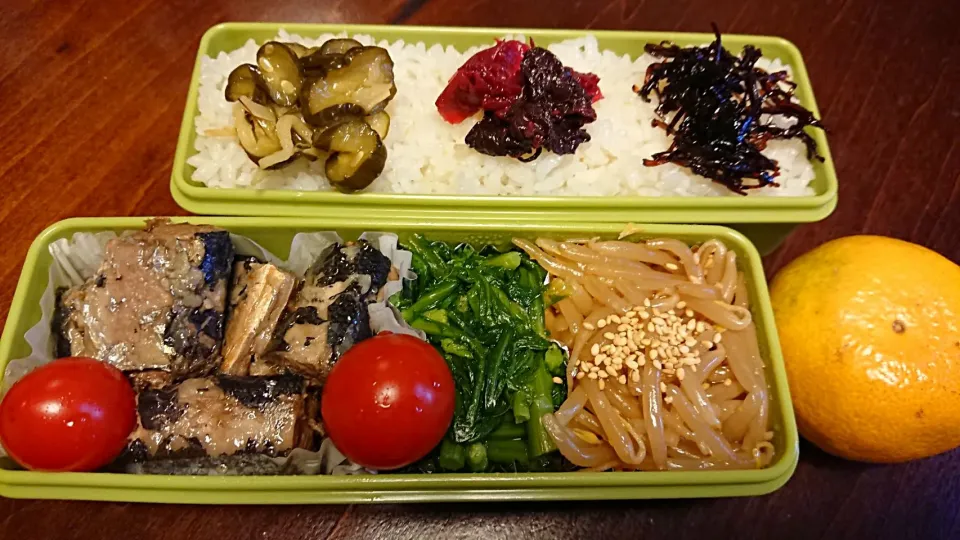 Snapdishの料理写真:秋刀魚の梅煮弁当
 #今日のお弁当|りょーさん