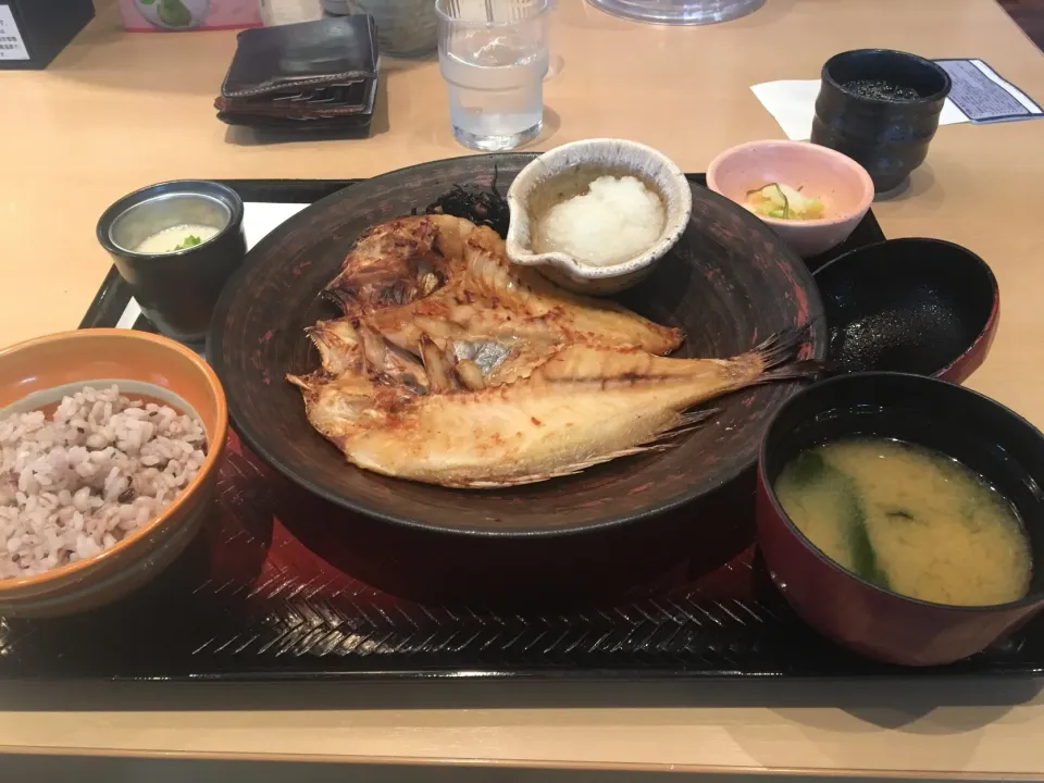 Snapdishの料理写真:塩麹みりん漬け連子鯛の炭火焼定食五穀米ご飯少なめスタンプカード行使で無料！|PegaOさん