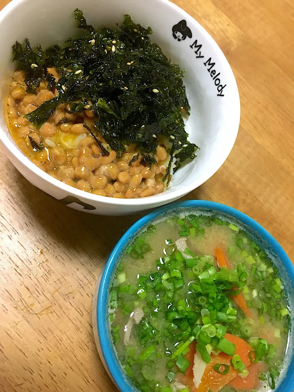 たっぷり韓国海苔のせ納豆飯と豚汁|しろこ🐾໊さん