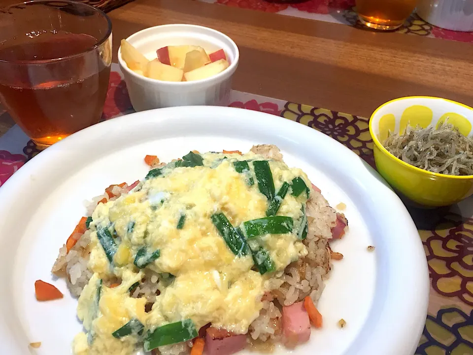 晩御飯
ニラ玉あんかけ炒飯、かちりのおろし、林檎添えヨーグルト、ルイボスティー|かよちゃんさん